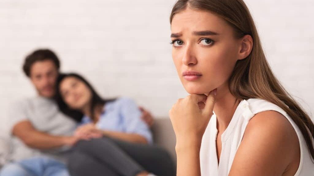 .Муж не смотрит на других женщин он сам боится мееня потерять