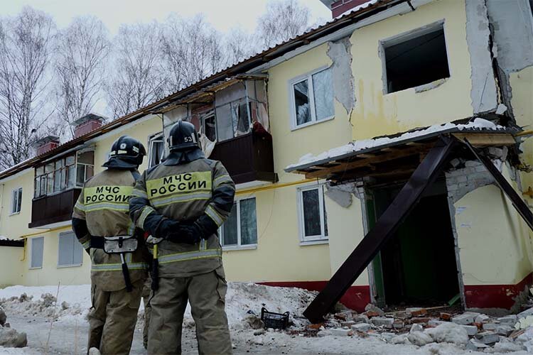    Хлопок в поселке Осиново на ул. Центральной произошел в 9:05. Взрывной волной выбило окна и в ближайших домах