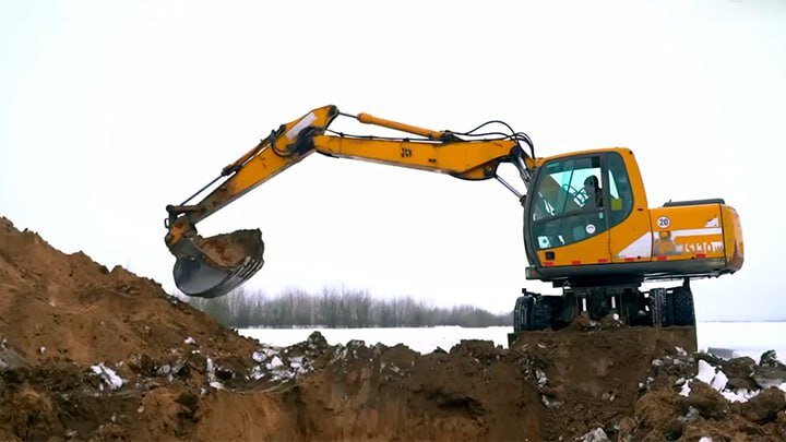 УКРАИНА ГОТОВИТ НОВУЮ ЛИНИЮ ОБОРОНЫ. ТРАНШЕИ КОПАЮТ ПРИ ПОМОЩИ ТЯЖЁЛОЙ ТЕХНИКИ. СКРИНШОТ: ТГ-КАНАЛ BMPD_CAST