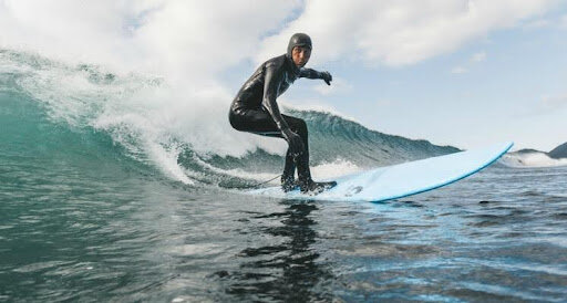 Спортсмен на волне / Фотография с официального сайта Российской федерации сёрфинга