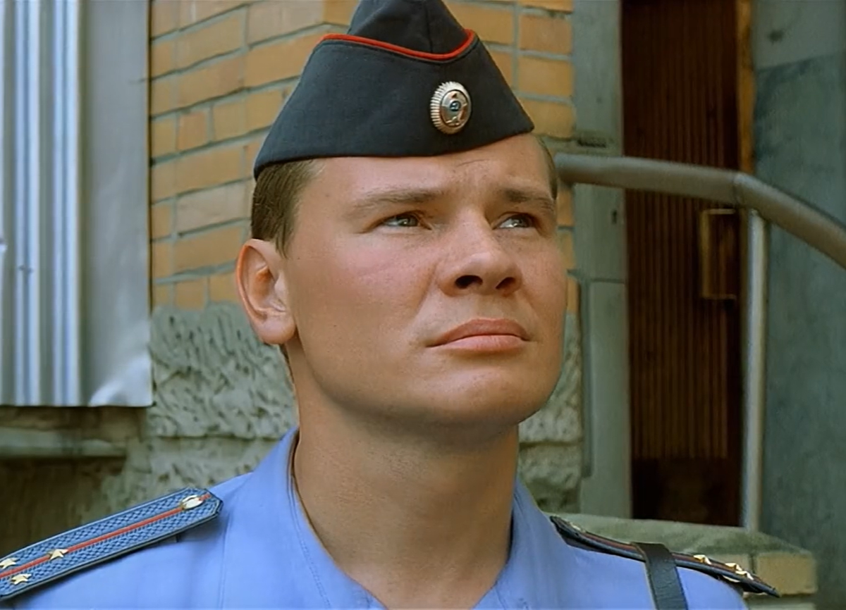 Кадр из кинофильма "Ворошиловский стрелок", 1999 г., режиссер Станислав Говорухин, сценаристы Александр Бородянский, Станислав Говорухин, Юрий Поляков, композитор Владимир Дашкевич (скриншот)