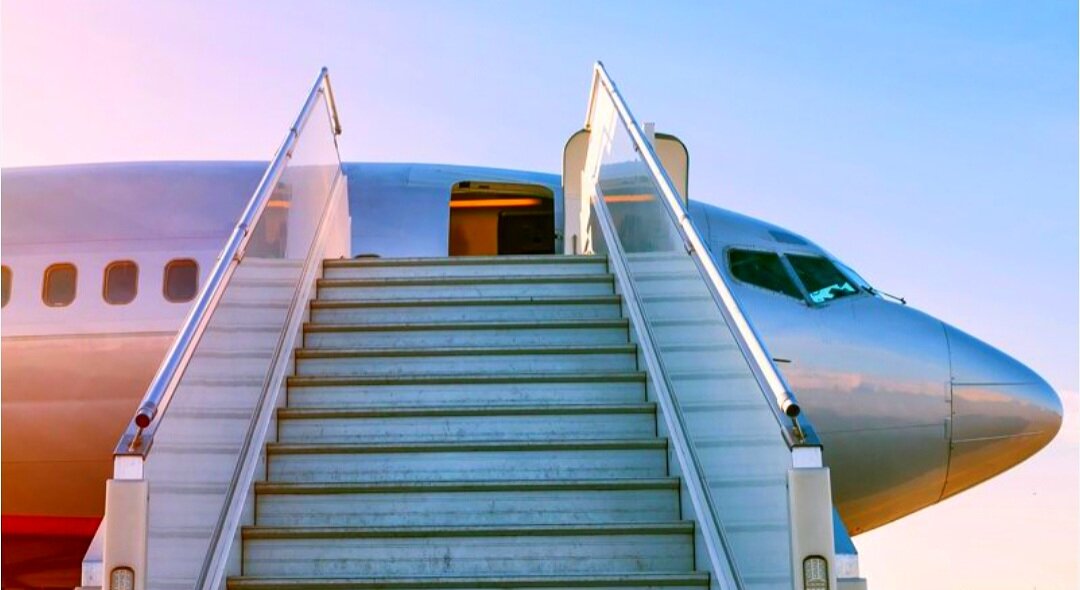 только бы успеть к подножию этих ступенек....