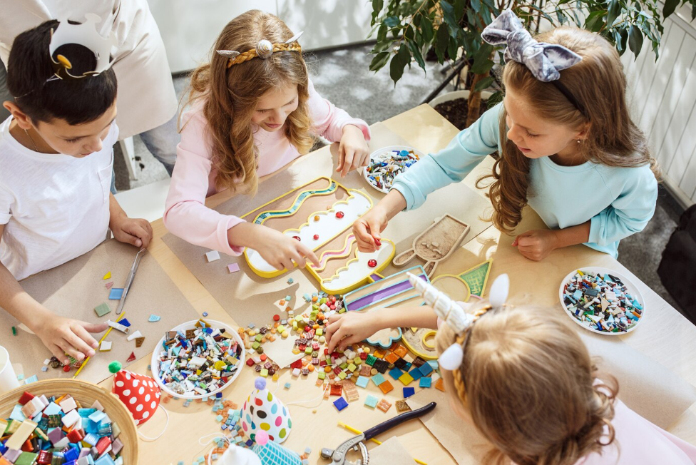 Дети собирают аппликацию