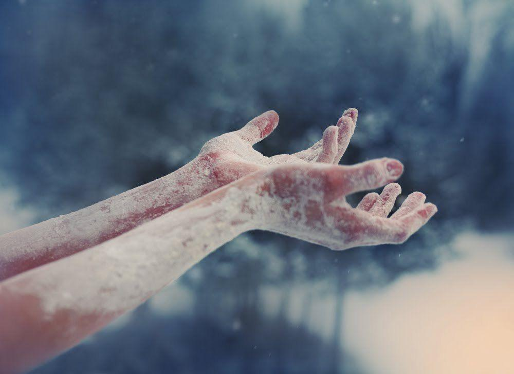 Постоянно холодные руки становятся для многих людей серьезной проблемой, которая связана с некоторыми патологиями.