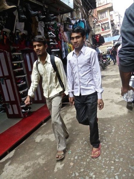 Срам? В Индии и Непале можно встретить 2х мужчин, идущих по улице за руку. Что это значит?