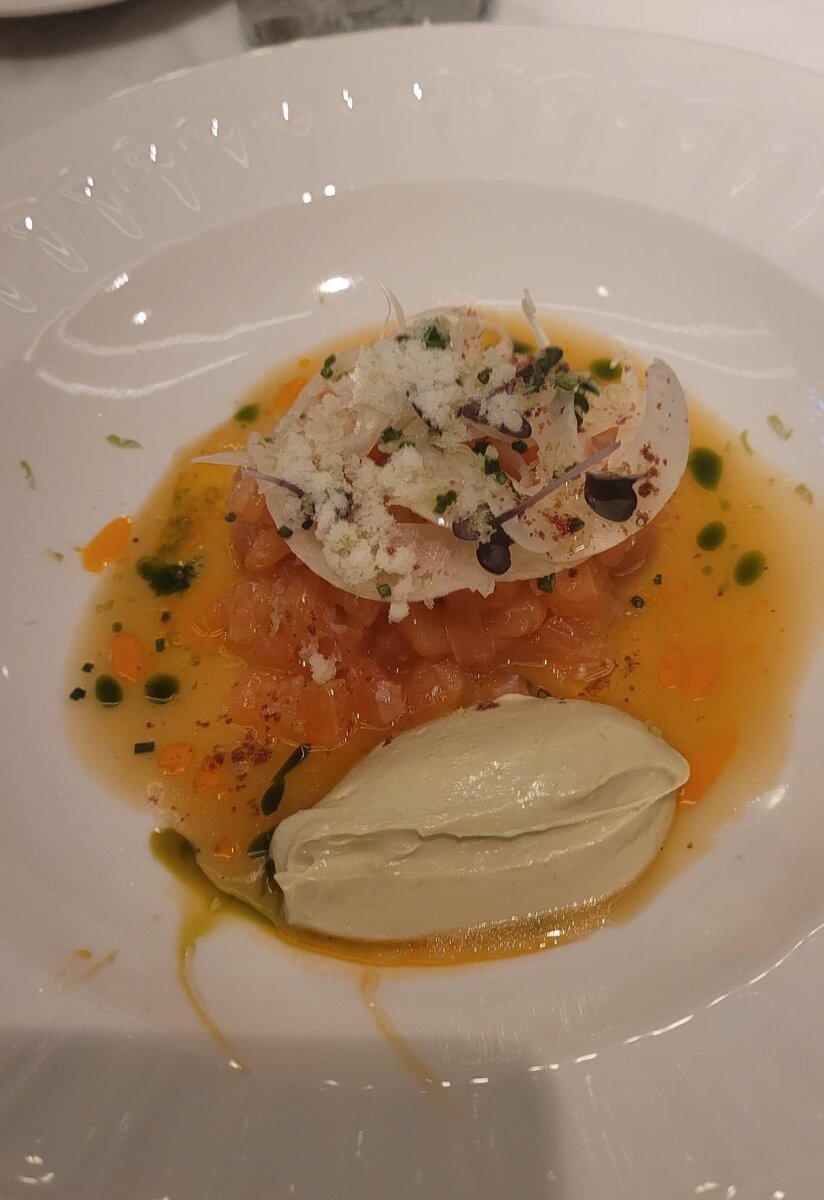 Тартар из лосося с кремом из авокадо и снегом из яблока 10/10