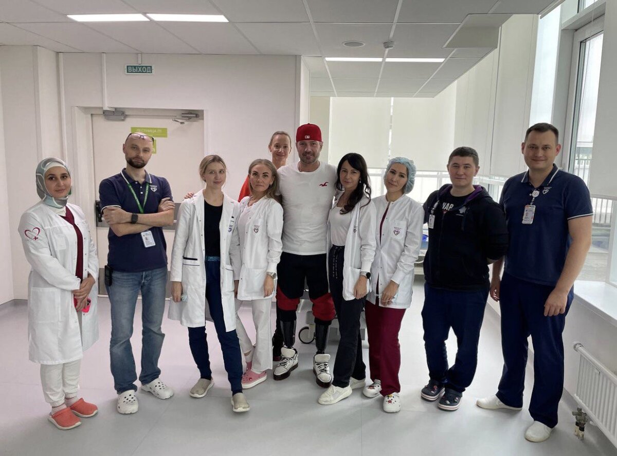 Роман Костомаров с врачами Коммунарки. Фото: соцсети Романа Костомарова