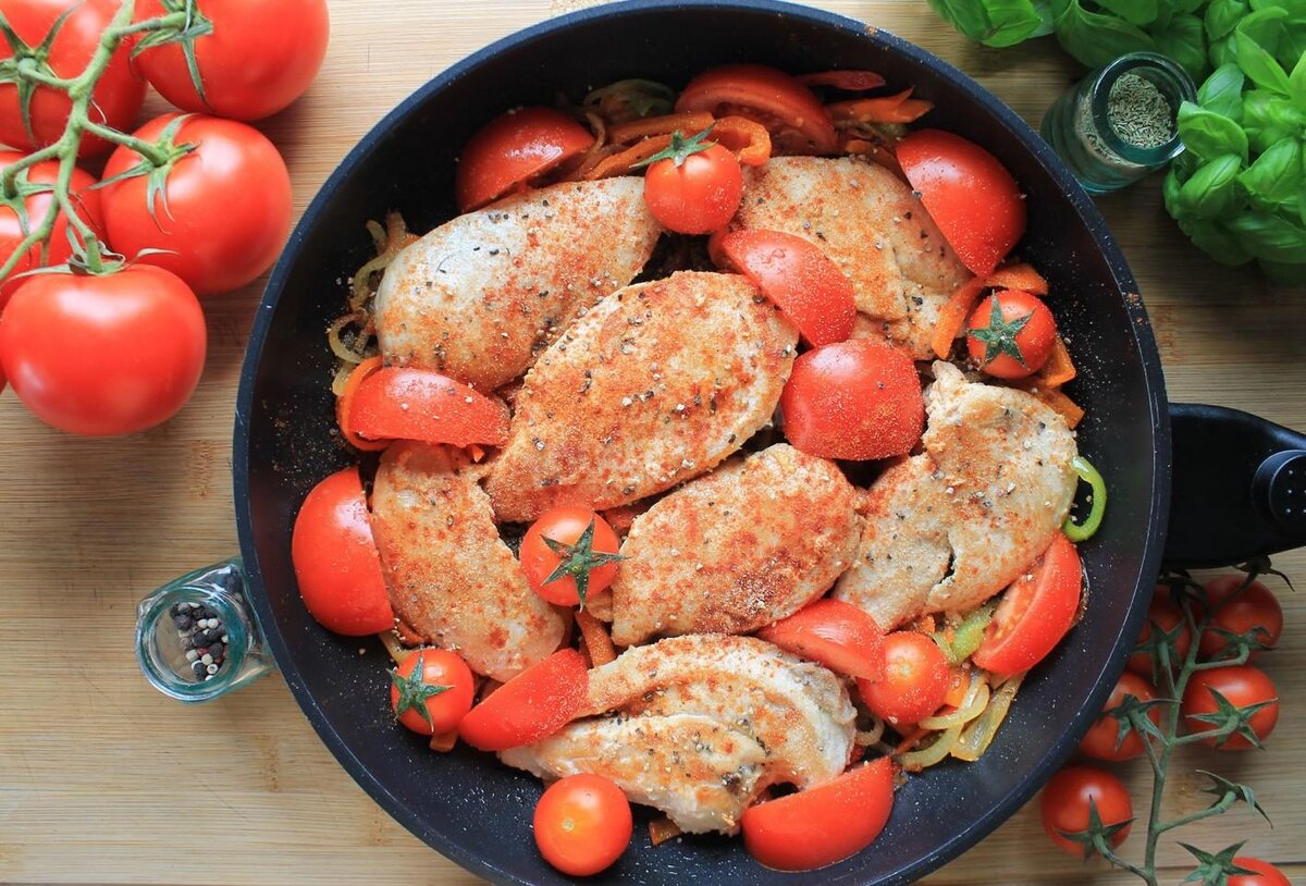 Мягкая курица на сковороде. Жареное куриное филе на сковороде. Мясо с помидорами на сковороде. Курица жареная на сковороде с луком. Жареная курица на сковороде с луком и помидорами.