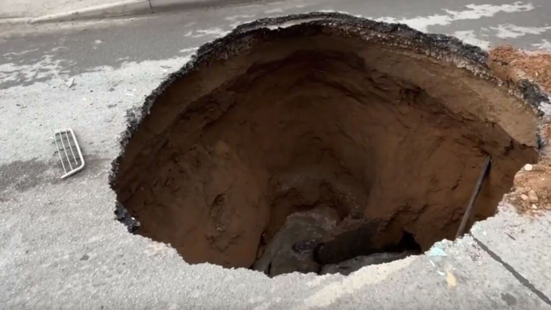 яма в земле. глубокая яма в лесу. раскопанная яма. малыш из ямы. малыш из ямы.