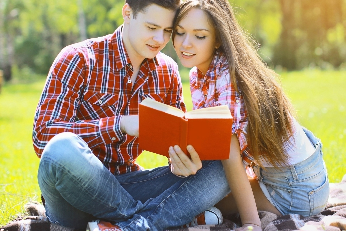 Учатся парни и девушки. Dating a girl book. Top College dating sites.