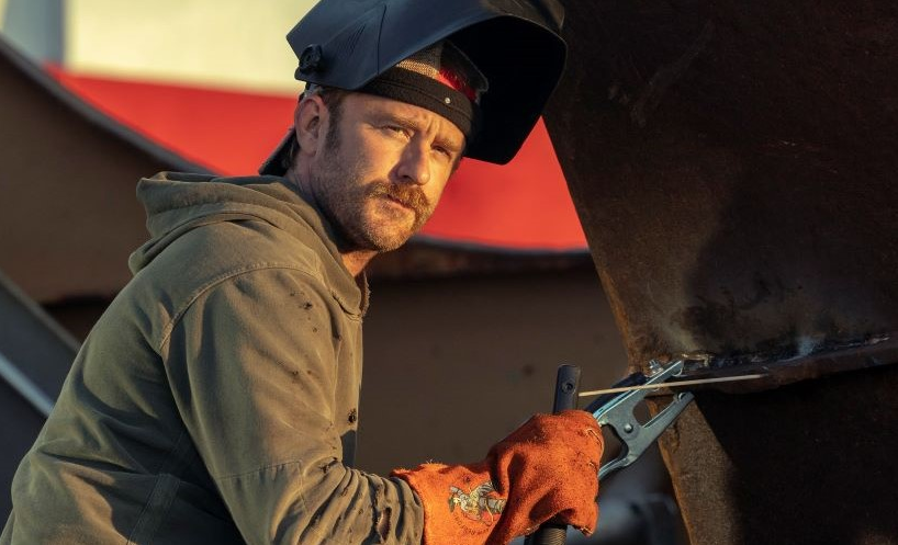 Бен Фостер в фильме "Крупный улов"(2023).