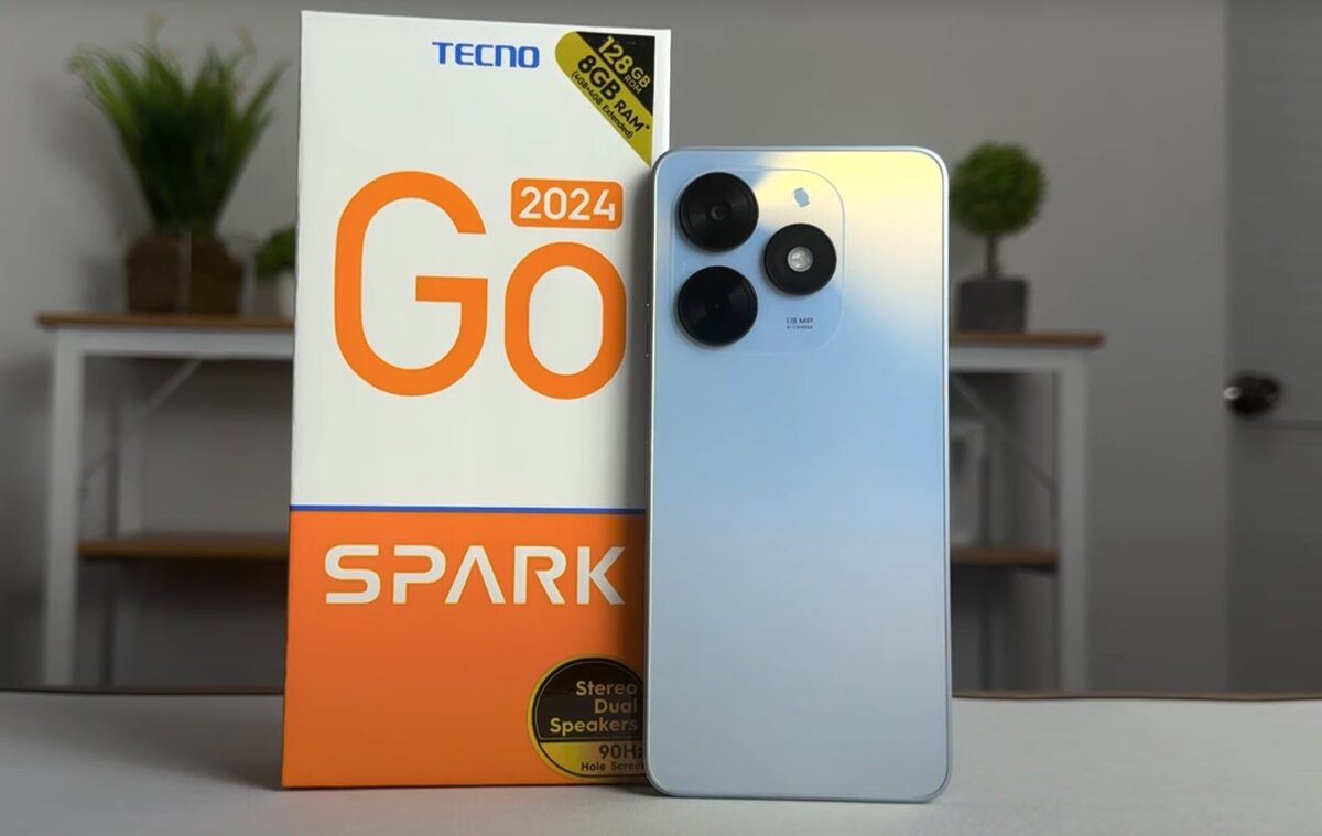    Tecno Spark 20с по дизайну напоминает последние модели iPhone Pro. Источник: YouTube / JayTineTV