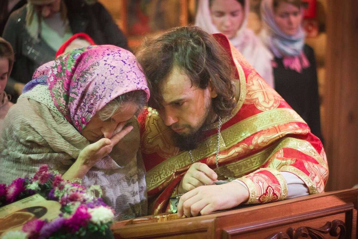 Люди в церкви