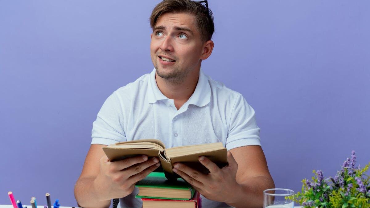    Мужчина с раскрытой книгой:Freepik