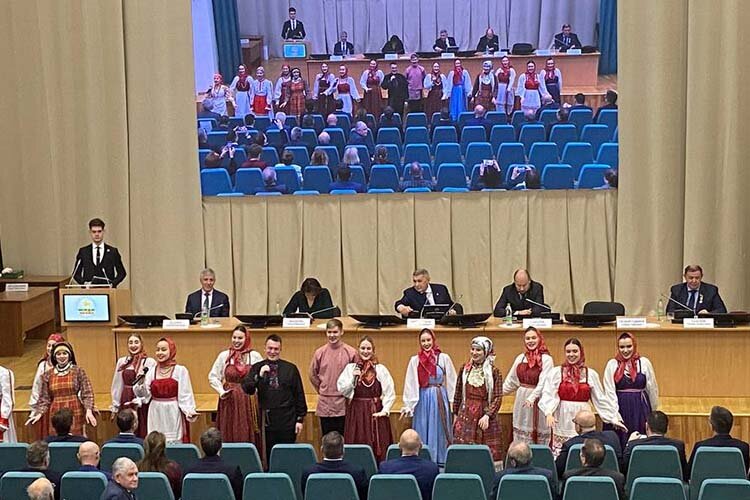    Пустые места в зале объяснили отсутствием многих членов АН РТ из-за болезни — из 113 человек присутствовали только 82. Однако кворум набрался Фото: Вероника Ваганова