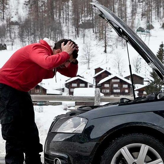 Открытый капот автомобиля
