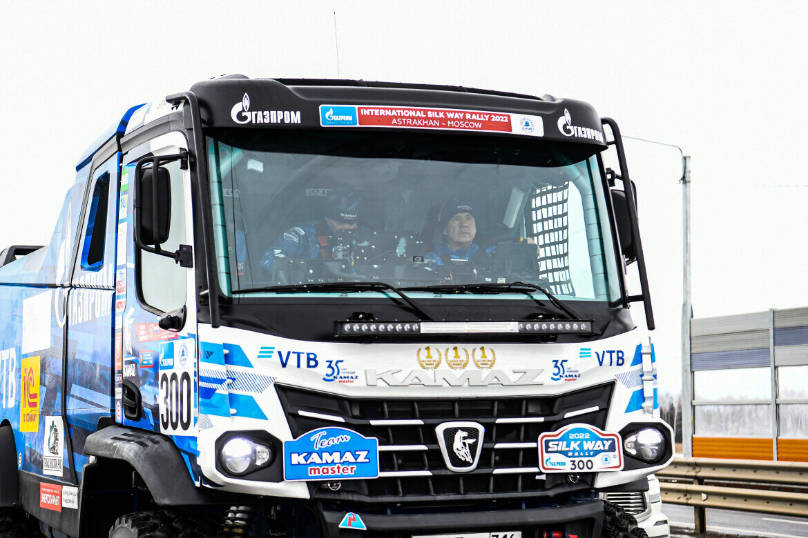 ​Рустам Минниханов приехал на церемонию на грузовике команды «КАМАЗ-мастер». Фото: rais.tatarstan.ru