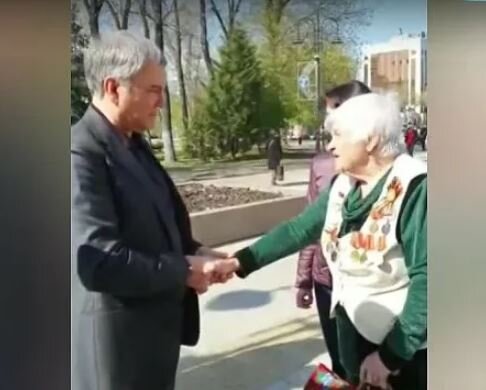 Володин и пенсионерка, Саратов, 2021 год (кадр видео)