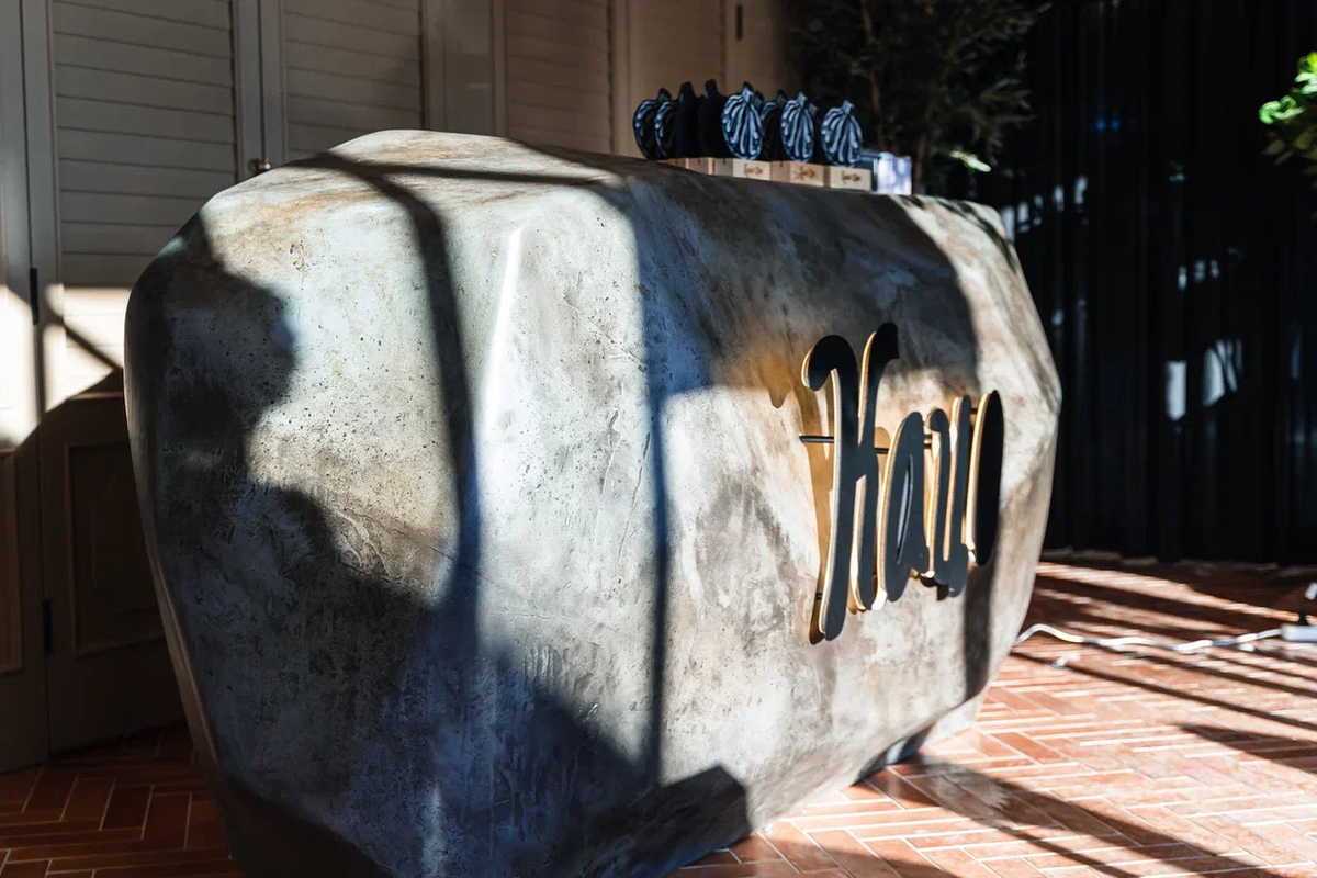 Пример: стойка администратора в грузинском ресторане “Кацо Ори”, производственная компания ”ARTMOROSHKA”