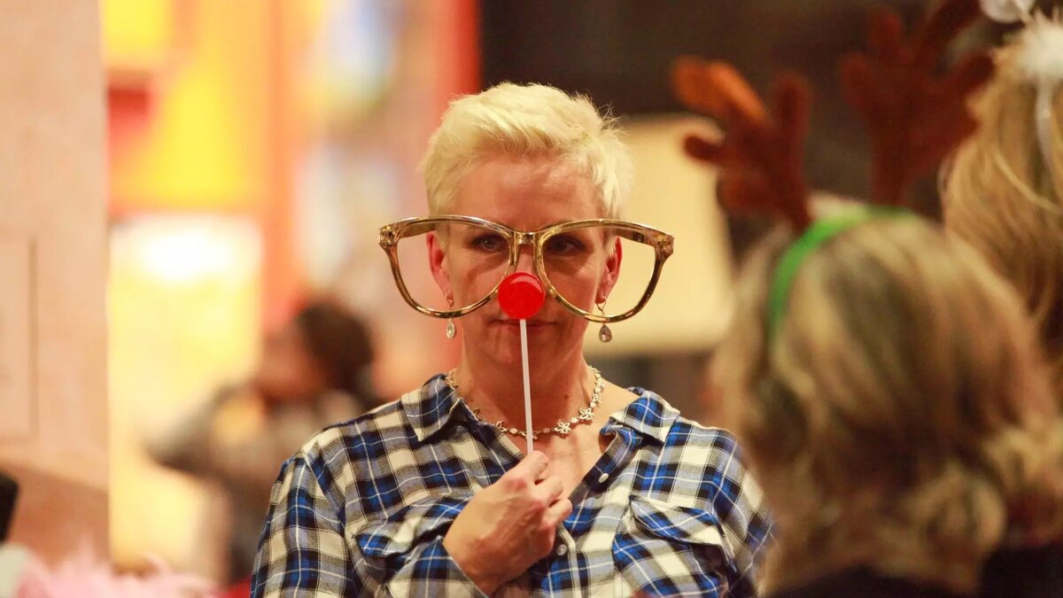     Из-за подорожания услуг в ресторанах и банкетных залах, многие предприятия решили встречать Новый год поскромнее или и вовсе отказаться от праздника с коллегами. О том, как ростовские компании будут проводить корпоративы корреспондент RostovGazeta узнал у их сотрудников.