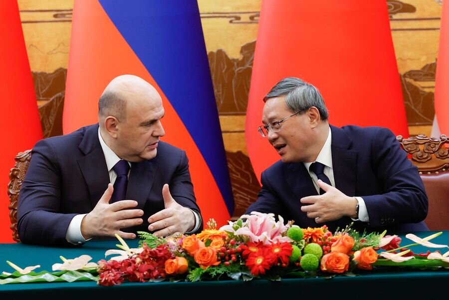    Премьер-министр РФ Михаил Мишустин и премьер Государственного совета КНР Ли Цян. Пекин. 19.12. 2023 г. © Дмитрий Астахов/POOL/ТАСС