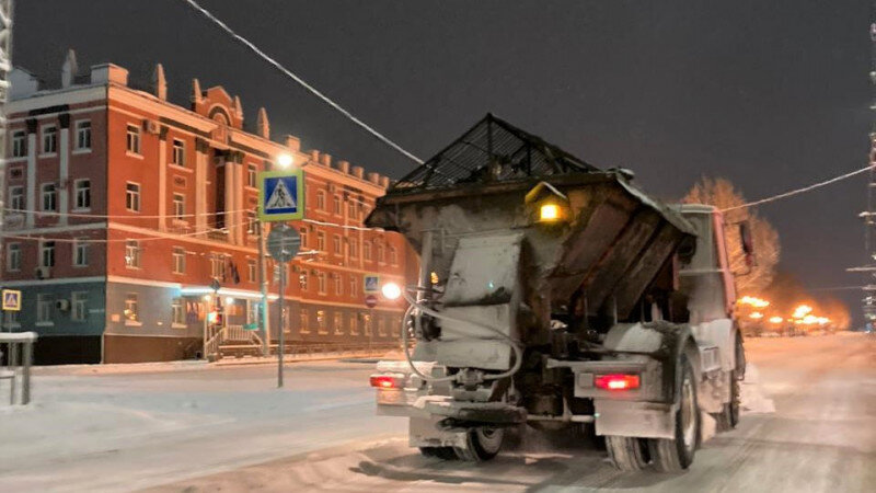     Уборка снега 19 апреля 2023. barnaul.org