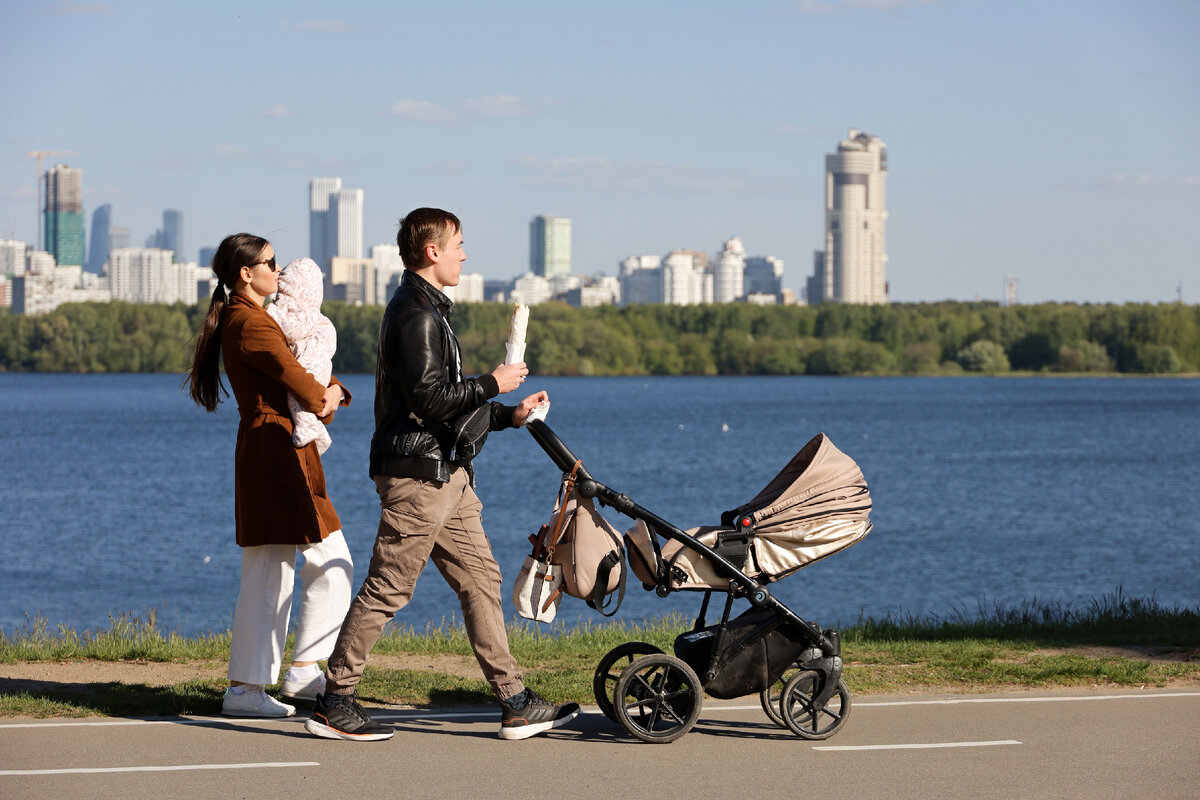 Фото: https://www.shutterstock.com/ Молодая семья в Москве