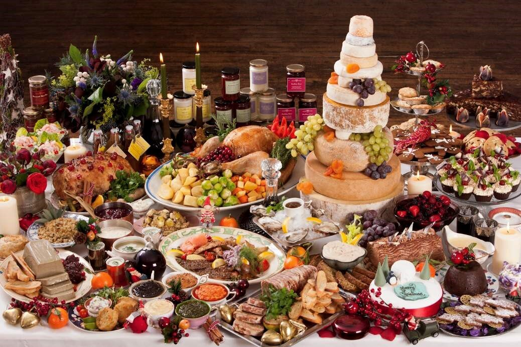 Дни еды праздники. Накрыть праздничный стол. Богатый стол. Огромный стол с едой. Шикарный стол с едой.