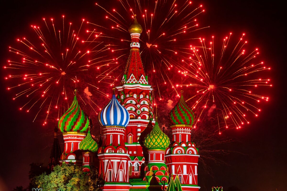 Что будет 23 февраля в москве. Москва красная площадь салют. Салют в Москве 2022. Москва салют на площади. Кремль салют.