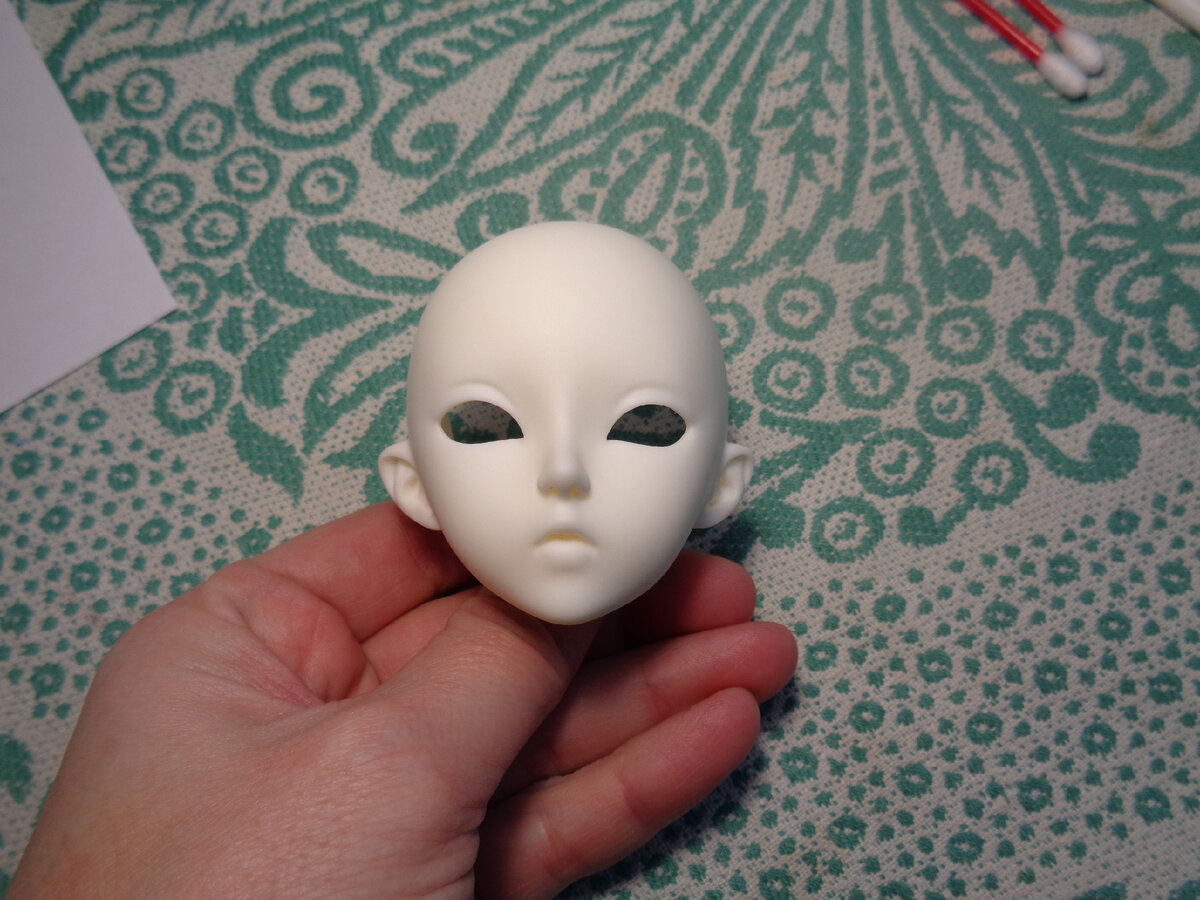 Глаза перед нанесением макияжа удалила