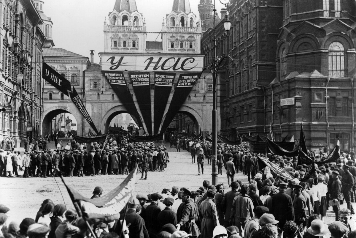 События xx века в мире. Первомай в Москве в 1920 году. Воскресенские ворота 1931. Первомайская демонстрация на красной площади в 1929. Парад на красной площади 1 мая 1931.