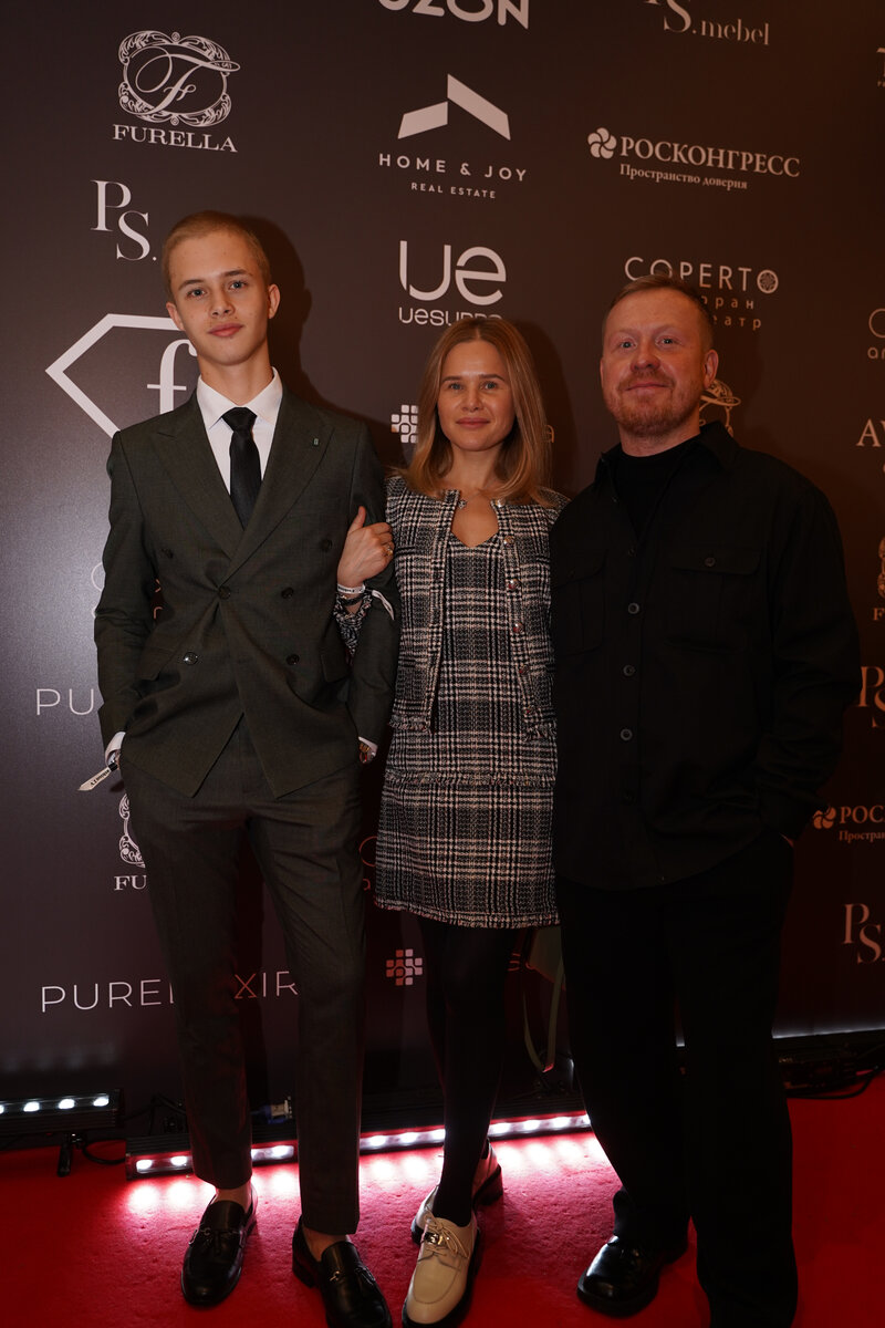 Актер Леон Кемстач с мамой и отчимом актером Антоном Богдановым, пресс-служба Fashion.tv