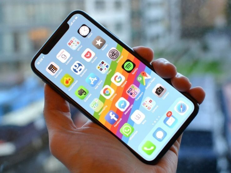    Даже на стареньком iPhone X такая проблема может появиться. Изображение: theguardian.com