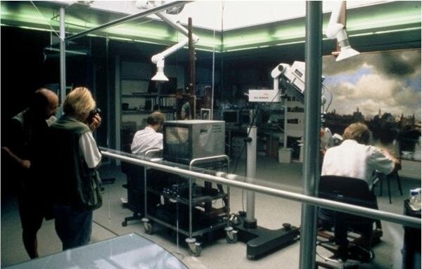 Посетители наблюдают за работой реставраторов