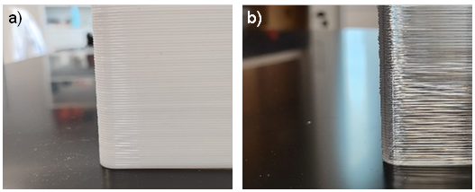 Поверхность деталей, напечатанных в плоскости XZ из a) PET3 (марки RAMAPET P184) and b) PETG. Серьезных дефектов не наблюдается.