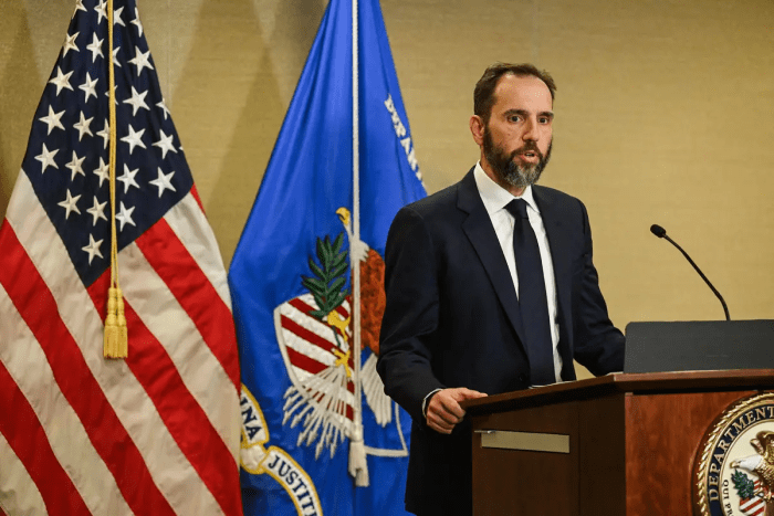 Специальный прокурор Джек Смит выступает перед журналистами в Министерстве юстиции в Вашингтоне, 1 августа 2023 года. (Saul Loeb/AFP via Getty Images)