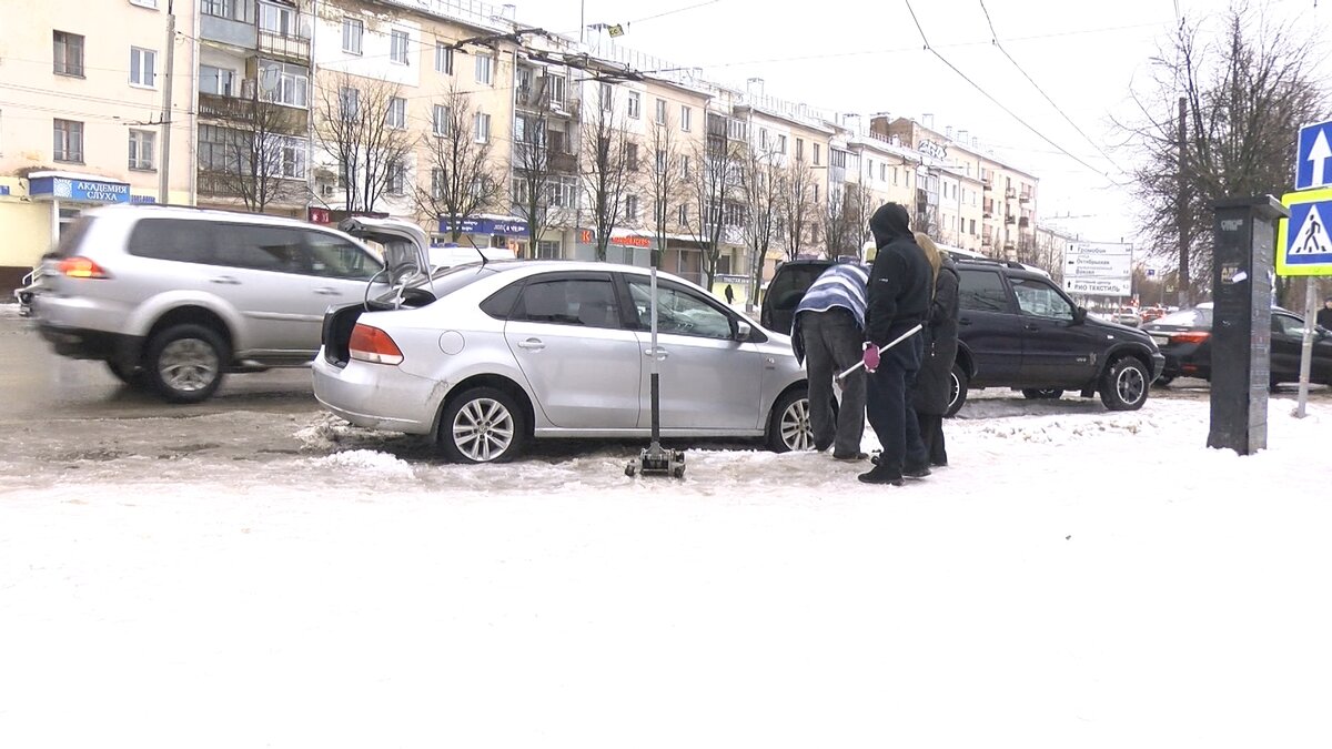 Автобум. В Иванове несколько машин налетели на бордюр | IvanovoNEWS | БАРС  | Новости | Иваново | Дзен