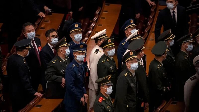 Китайские военные делегаты покидают заключительное заседание 20-го Всекитайского съезда Коммунистической партии Китая в Доме народных собраний в Пекине 22 октября 2022 года. (Kevin Frayer/Getty Images)