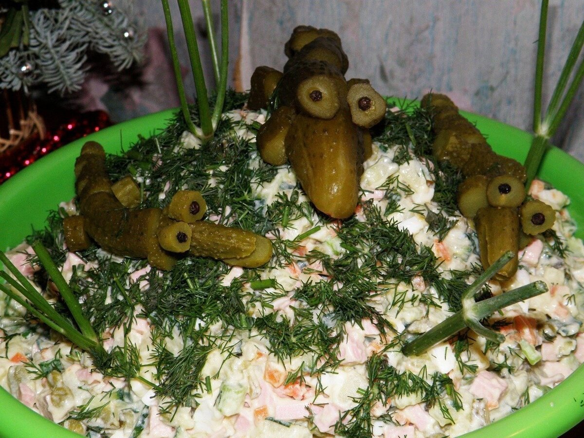 салаты на праздничный стол новогодние. шуточные новогодние блюда. смешные новогодние салаты. смешной праздничный стол. смешные блюда.