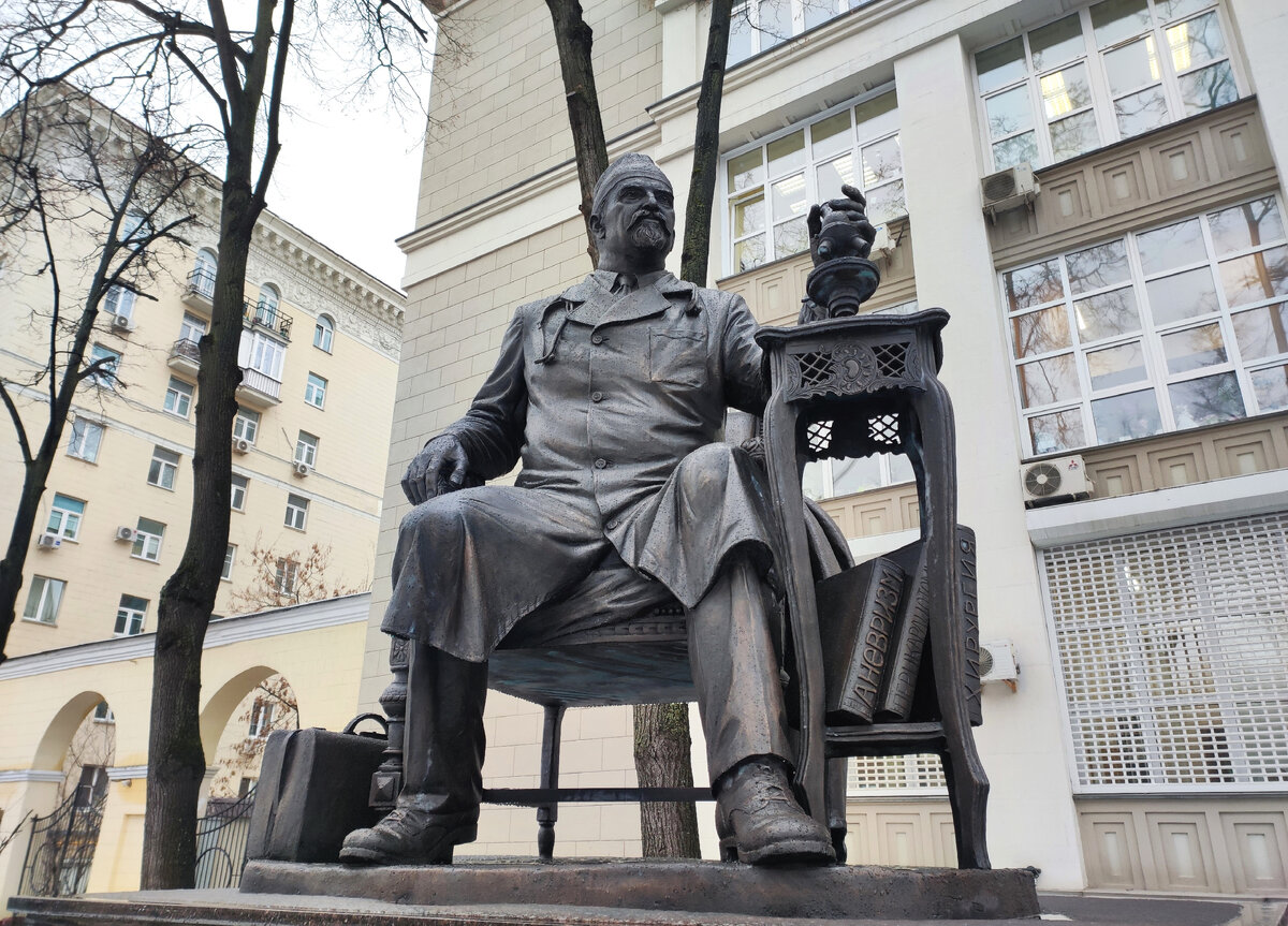 Памятник хирургу Петру Герцену в Москве. Источник — dzen.ru/pa_myatnik