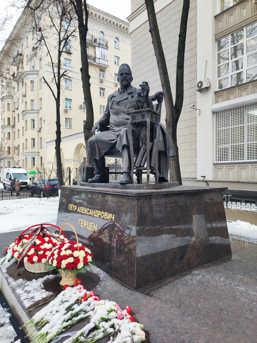 Памятник хирургу Петру Герцену в Москве. Источник — dzen.ru/pa_myatnik