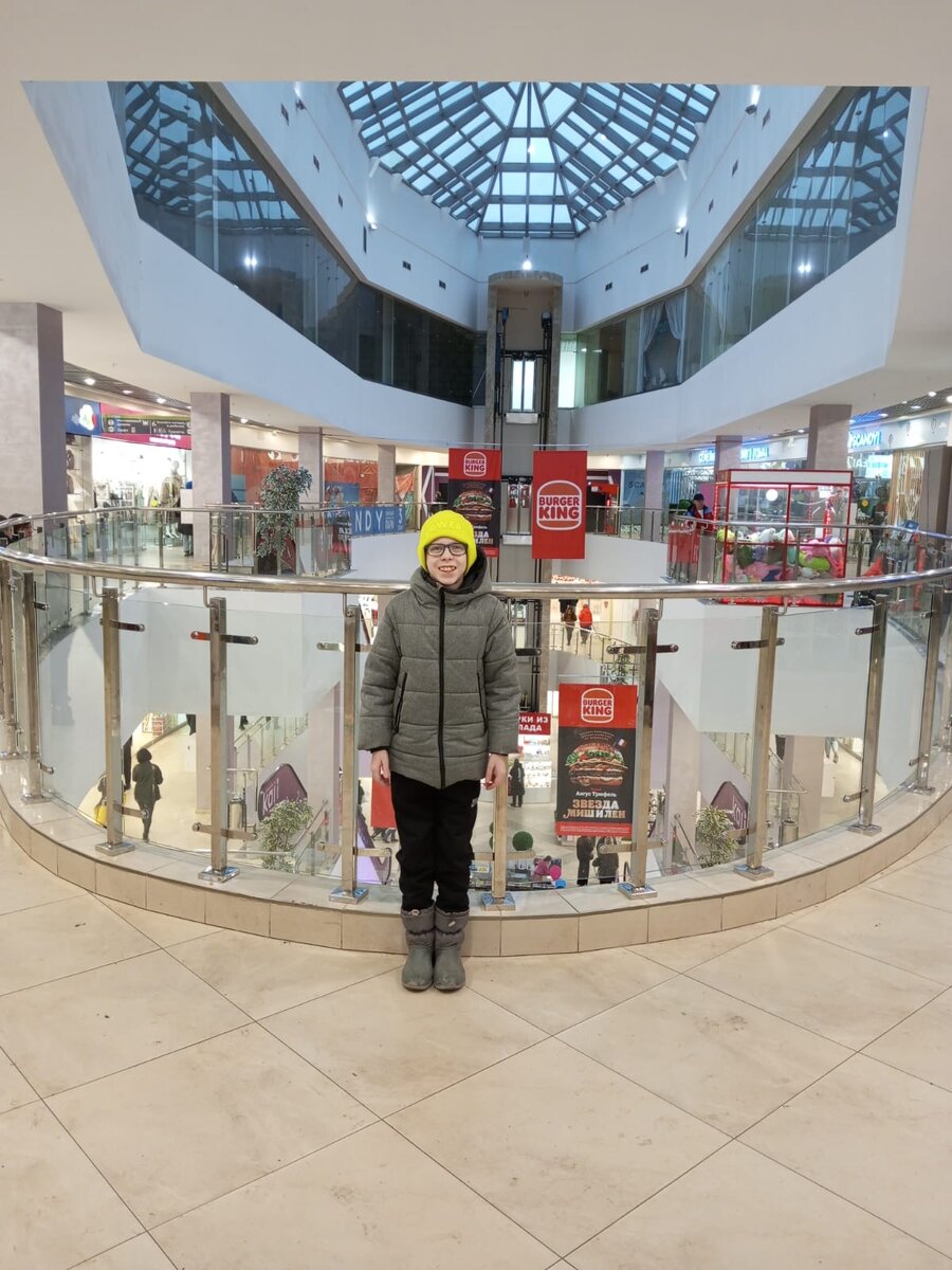 Всем привет ребята меня зовут Дим! И сегодня я вам хочу сказать действительно грустную новость! Это то что прямоугольного дня больше не будет 😔. Да! Но! Также есть и хорошая новость! Это, то что прямоугольный день рано или поздно МОЖЕТ БЫТЬ вернётся 😃! Просто дело в том, то что, я вообще почти не успеваю снимать свои основные ролики! И вот из-за этого к сожалению прямоугольного дня пока что больше не будет а возможно и вообще не будет больше 😔. Но не расстраивайтесь 😃! Ведь всё равно 100% есть ролики на моём канале которые вы ещё не смотрели! Так что берите попкорн 🍿 присаживайтесь поудобнее! И смотрите мои ролики, которые вы ещё не смотрели! Ведь ролики выходят каждый день ⛅! Ну всё! Приятного аппетита! И приятного просмотра, моих роликов которые вы ещё не смотрели! Ну всё до новых встреч всем пока пока! Приятного просмотра!