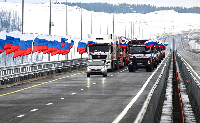    Скоростная трасса М-12 построена всего за 3 года. Сегодня Путин запустил по ней движение автотранспорта