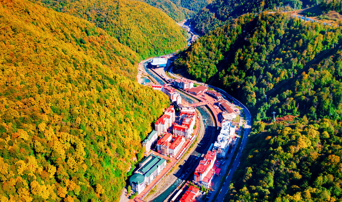 Горный кластер Сочи растянулся на 10 км вдоль реки Мзымты и скоростного «Нового Краснополянского шоссе».Фото: saiko3p / Shutterstock.com