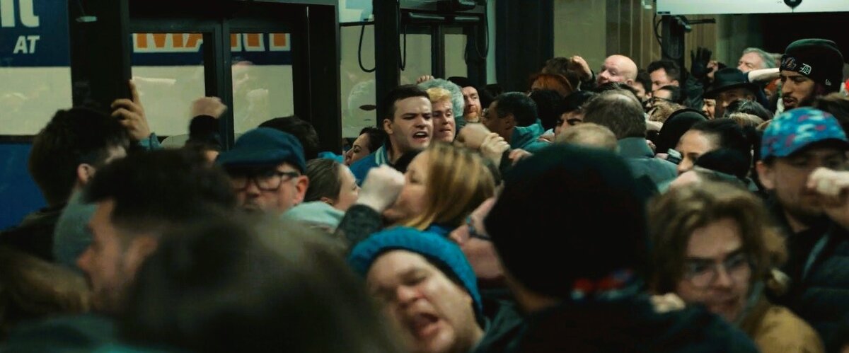 толпа вот-вот ворвётся в магазин...