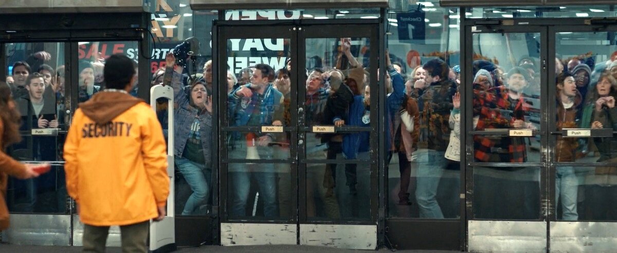 вот-вот покупатели ворвутся в магазин и начнётся такое!..