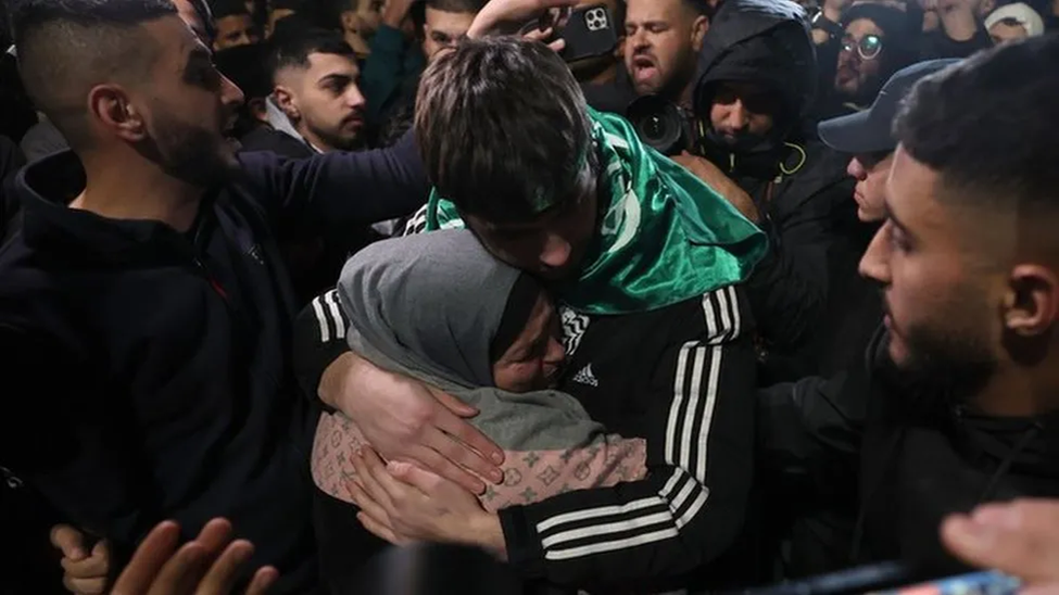 Палестинских заключённых, освобождённых в обмен на израильских заложников, на Западном берегу приветствовали ликующие толпы В середине декабря Палестинский центр политических и социологических исследований (PCPSR) опубликовал результаты последнего опроса. Он выявил, что 72%) всех респондентов считают решение ХАМАСа начать атаку на Израиль 7 октября было «правильным», и только 22% - «неправильным». Хотя 80% респондентов заявили, что убийство женщин и детей в их домах является военным преступлением, только 1% считают ХАМАС виновным в этих действиях.