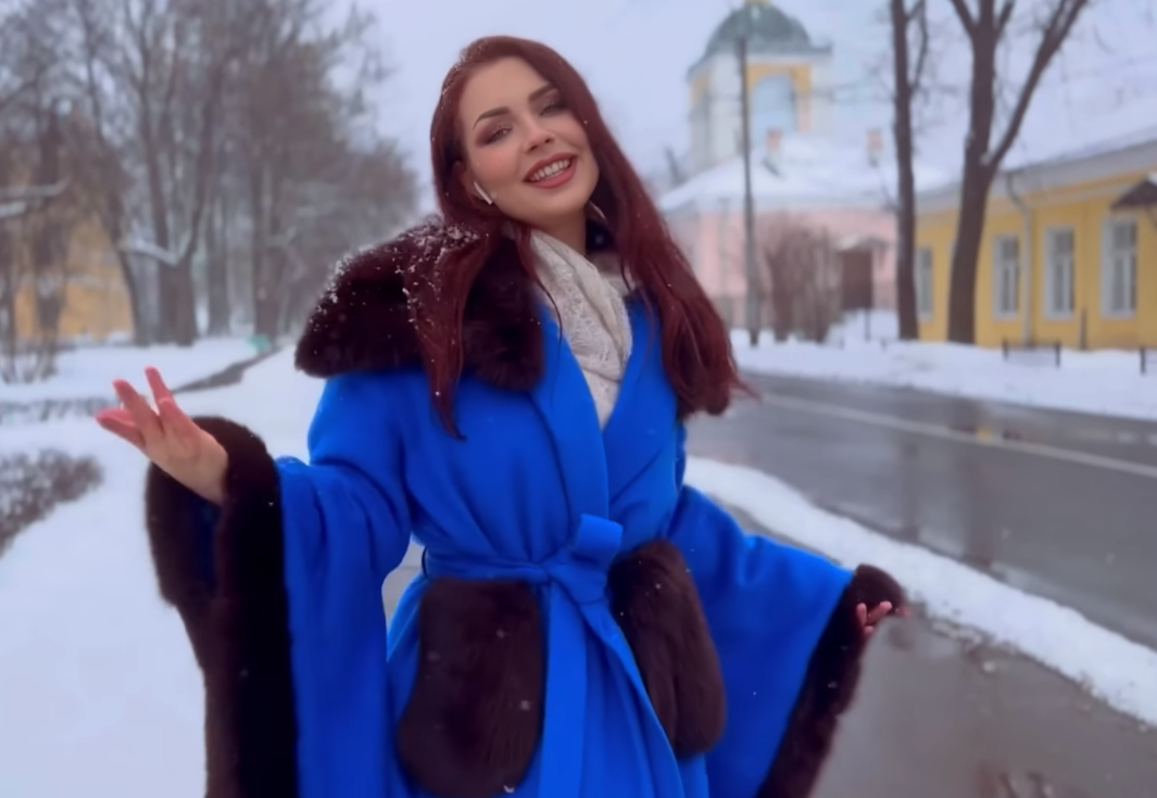 Алиса Супронова. Кадр из клипа "Шёпотом".