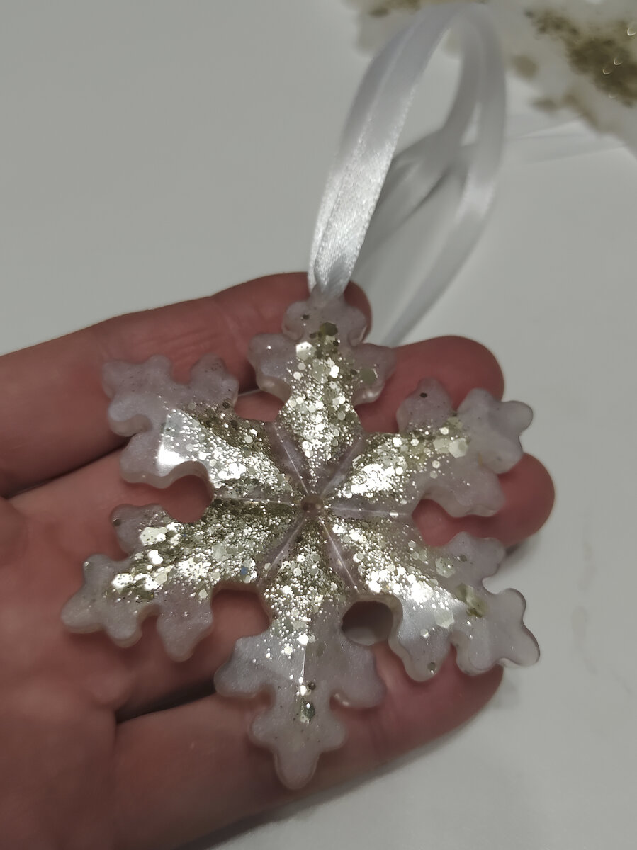 Снежинка из эпоксидной смолы
