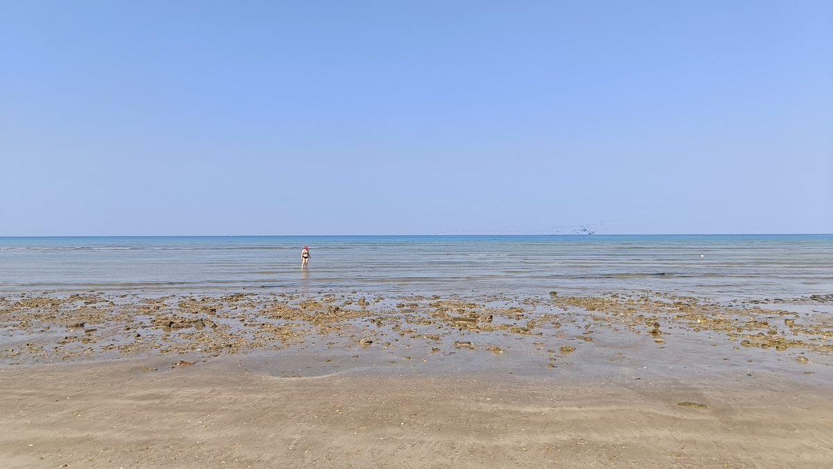 Безопасное расстояние для фото в купальнике:)) Во время отлива